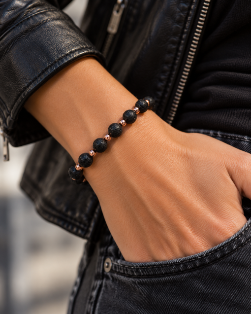 Bracciale pietre dure, lava ematite rosé, argento Bracciale color nero con lava ed ematite rosè. Chiusura a moschettone e catenina in argento 925.